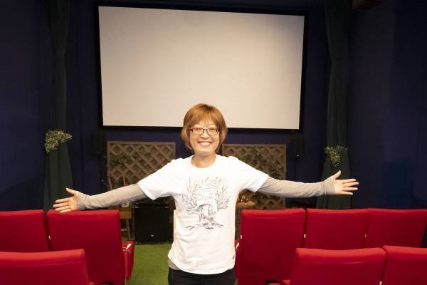 目や耳が不自由な人でも誰でも一緒に楽しめる「日本で唯一のユニバーサルシアター」をつくった女性