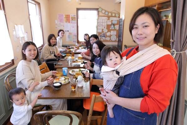 「赤ちゃん食堂 ままな」創設者の菊地愛美さん（右／撮影：高野広美）