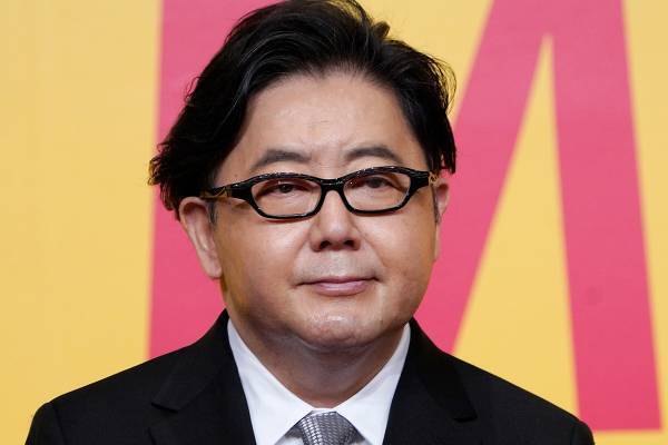 「イケオジすぎる」秋元康の近影にネット衝撃　色付きサングラス＆シルバーネックレで「とても上品で素敵」と賞賛集まる