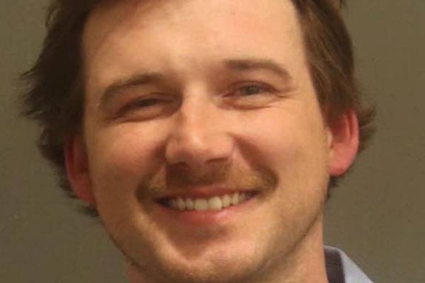 ビル屋上からイスを投げ落としあわや警察官に直撃　大人気歌手が逮捕