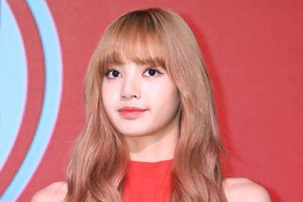 「しめ縄みたい」「ポンデリング」BLACKPINKのリサが公開した新ルックにネット衝撃