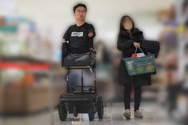 乙武洋匡　出馬で8年前の不倫を謝罪…本誌が目撃していた20代恋人とラブラブな買い物姿