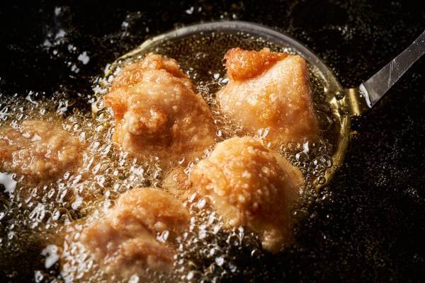 揚げ物の残り油が飛行機の燃料に！持ち込みで特典もらえる自治体も