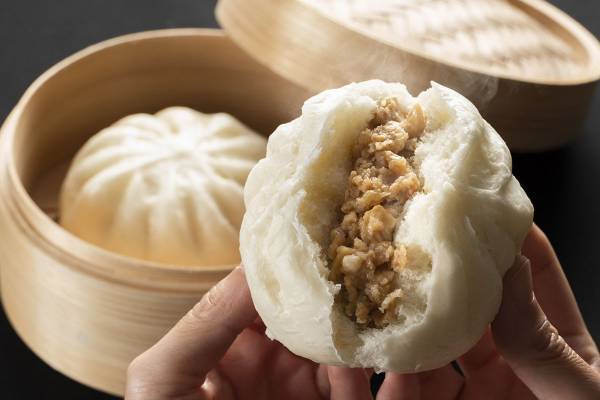 新幹線車内で「豚まん」を食べるのはNG？ネットの“マナー違反論争”にJR東海が示した「回答」