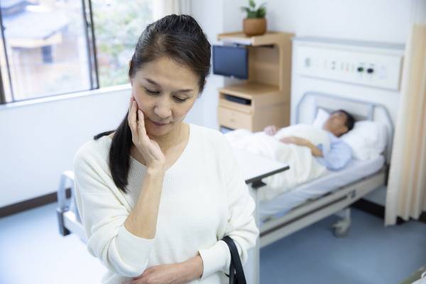 衝撃実話！がんを患う70代父親が認知症を理由に緩和ケア入院を拒否された