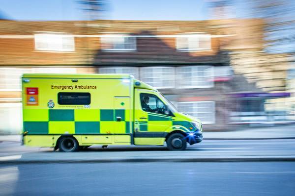 中学校で教師2人と生徒1人が刺される　10代の少女を逮捕