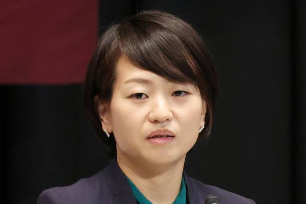 「何イチャイチャしてるの？」鈴木宗男氏を父に持つ自民女性議員（38）緊迫の委員会中に男性議員と仲良く談笑…緊張感なき姿に批判続出