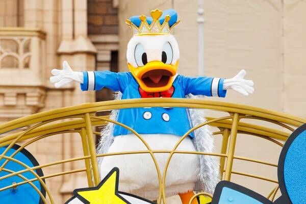 王冠とマントをまとって東京ディズニーランドに降臨！ ／〔C〕Disney