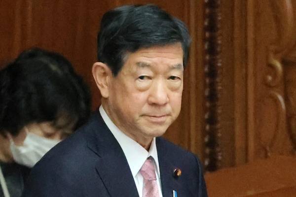 「泣きたいのは被害者の方だよ」伊藤環境相　水俣病懇談会“マイクオフ”を涙の謝罪も止まぬ批判