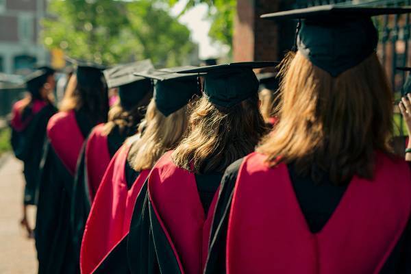 娘の卒業式の真っ最中に会場で母親が転落死