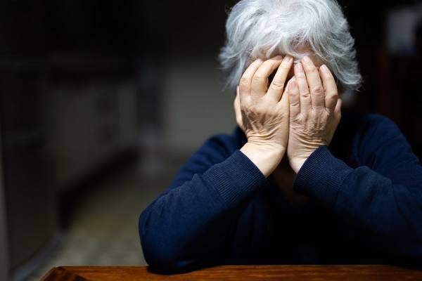 2050年に高齢独居女性が直面する「悲惨予想図」年金減額で月4万円以上の大赤字に