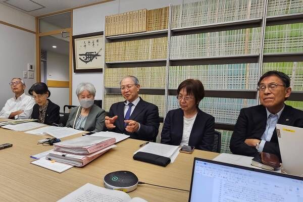 5月23日の記者会見で「裁判終結」を明らかに。左から3人目が吉備さん