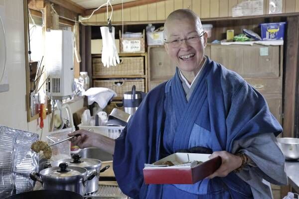 精進料理も手作りする庵主さん（写真：小松健一）