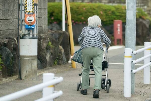 このままでは死ぬまで働くことに（写真：satoshinpi／PIXTA）