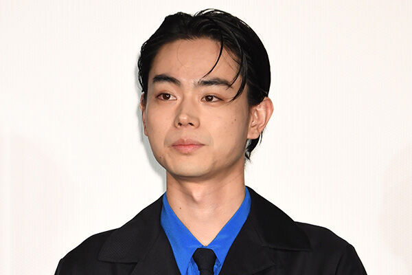 「眉毛どした？」菅田将暉の“強烈新ビジュアル”に広がる衝撃「松山ケンイチみたい」