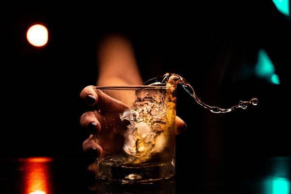 インドで密造酒を飲み47人が死亡…150人以上が病院へ搬送