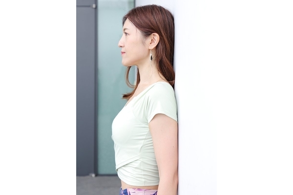 《3カ月でウエスト13cm減も》運動なし！毎日1分壁の前に立つだけ「やせ姿勢ダイエット」が話題に