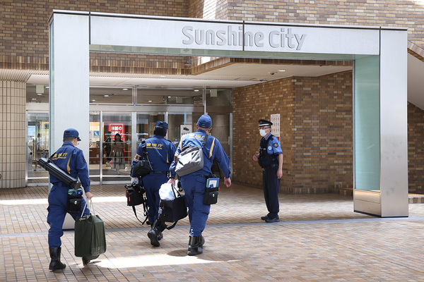 ブルーシートがかけられ、現場への専用エレベーターも…池袋刺殺事件「サンシャイン60」の“厳戒態勢”