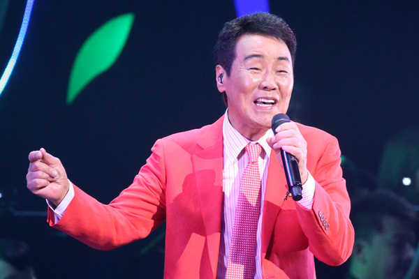 《「たばこは精神安定剤」と語ったことも》五木ひろし　肺疾患で公演中止…50代で明かしていた「反禁煙論」