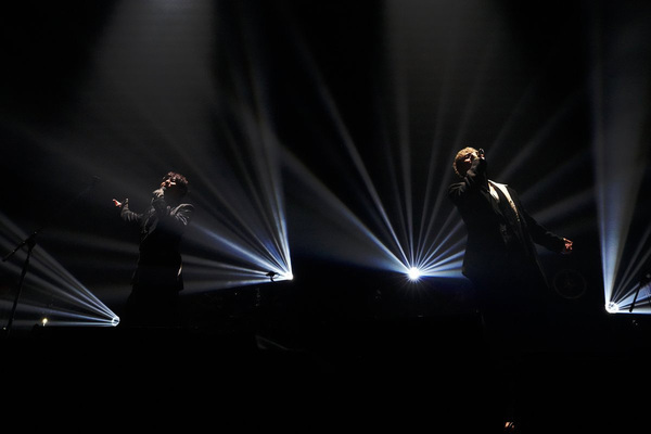 《金髪＆長髪タトゥー》紅白5度出場の46歳同い年デュオ　2人揃ってのワイルド“激変”姿にネット騒然「えぐいな」