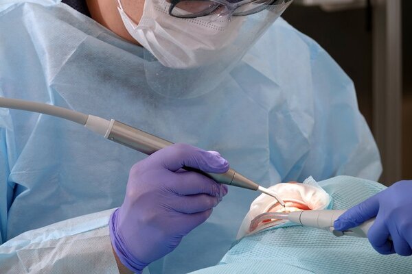 《顎の骨が砕けた人も》インプラント治療トラブルが急増中…危ないクリニックの「共通点」