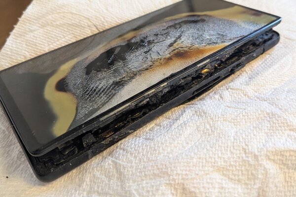 《山手線車内で5人けが》相次ぐモバブ、スマホの発火事件…被害経験した記者が語るリアル、メーカー補償はある？