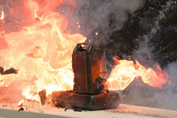 《ピークは8月》相次ぐリチウムイオン電池の発火事故…なかでも「電動キックボードが危険」と専門家が語るワケ