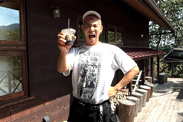 「20代って言われても全然違和感ない」今年50歳になる“一発屋芸人”の若々しい近影にネット衝撃