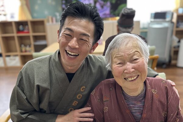 「介護の可能性をもっと広げたい」全国の高齢者を笑顔にする“介護界のアイドル”「ごぼう先生」って何者？