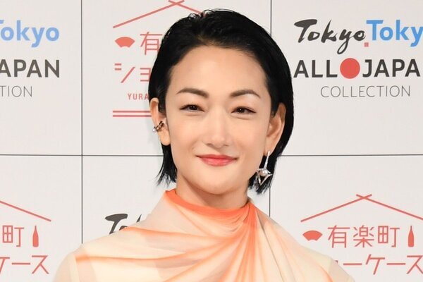 「かっこいい親子」冨永愛の20歳モデル息子はなぜ“親の七光り”批判されないのか…二世タレントとの違い
