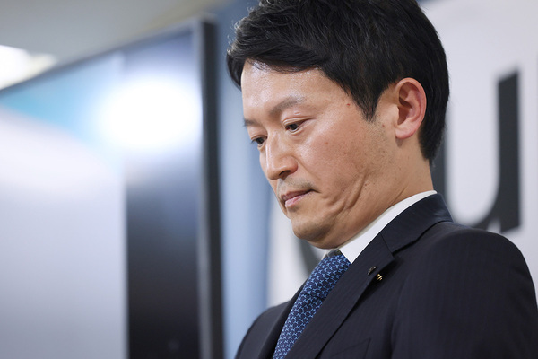 「なぜあげる必要が？」兵庫・斎藤知事　終戦記念日の甲子園での「黙祷写真」が“パフォーマンス”と波紋…県担当者は「プライベート」と詳細明かさず