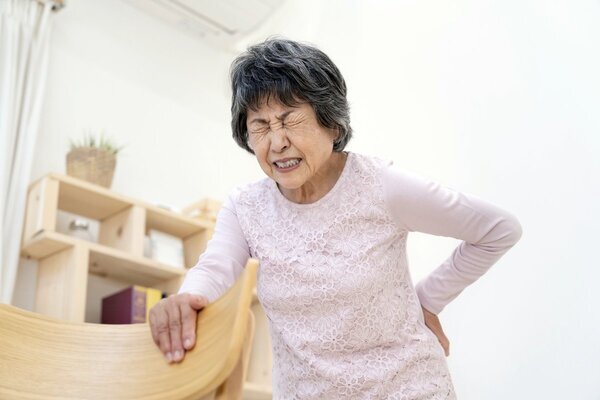 《痛いところだけ貼らないがポイント》人気接骨院の院長に聞いた「腰痛のタイプ別に効く“湿布の貼り方”」6パターン