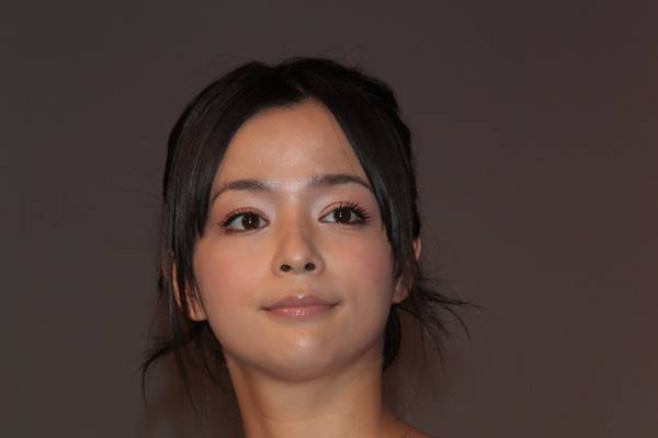 「まるでシングルマザー」加藤ローサ　離婚発表直前…関係者に見せた夫との“距離感”