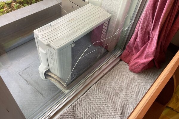 エアコンの室外機が窓の近くにあるのはキケン!?《猛暑で急増するトラブルの真相》