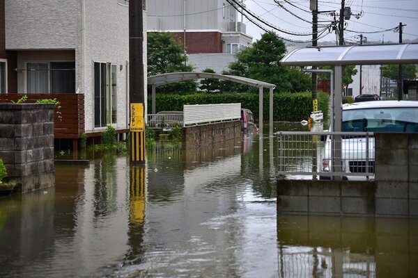 「豪雨で避難する場合にやってはいけないこと」防災アドバイザーが寄せた“驚きの解答”