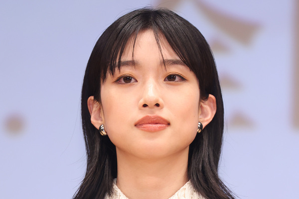 「完全に山口百恵」河合優実　赤い口紅を引いて…『あんぱん』で見せた“最新ビジュアル”にSNS騒然