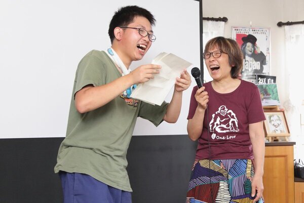 障害のある息子とスタンダップコメディを――62歳女性が開くライブにアフリカからもゲストが訪れる理由