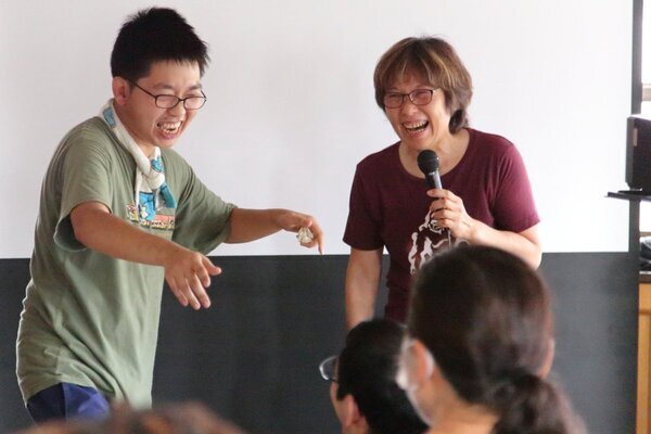 「笑えない世界を笑おう」――障害のある息子とスタンダップコメディに挑む62歳女性が世間に知ってほしい“当たり前のこと”