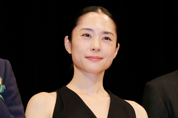 深津絵里　8年ぶり映画の舞台挨拶にスタイリスト恋人も同伴！19年同棲も仕事現場で見せる“けじめ”