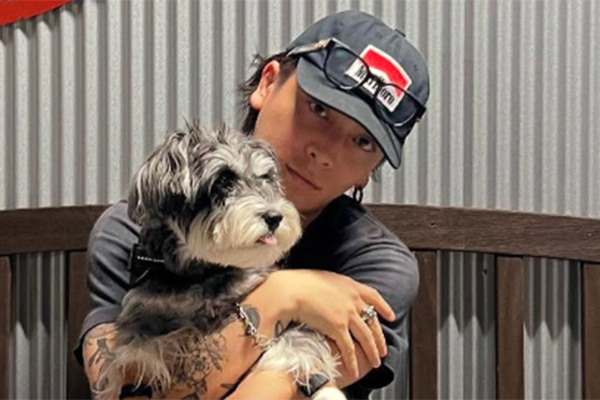 「めっちゃ増えてる」31歳実力派シンガー　“ゴリゴリタトゥー増殖”の近影にファン衝撃