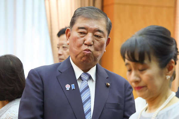 「非常識すぎる」石破首相　ご成年祝う昼食会で主賓の悠仁さまより先にグラスに口をつける→マナー違反と波紋…マナーのプロが示した「正解」