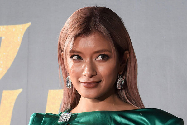 「現実的じゃない」ローラ　“パツパツ”タンクトップ姿での農作業が再び波紋…過去には“太ももショーパン”で田植え