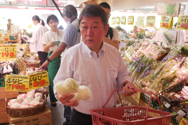 「誰が見ても不自然」茂木前幹事長　高級車で乗りつけ、財布は秘書任せ…スーパー視察で露呈した“庶民感覚とのズレ”