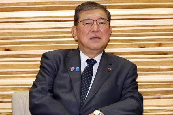 「岸田ならわかるけど…」石破首相　メガネベストドレッサー受賞に疑問の声…過去にはヨレヨレスーツ姿に批判続出