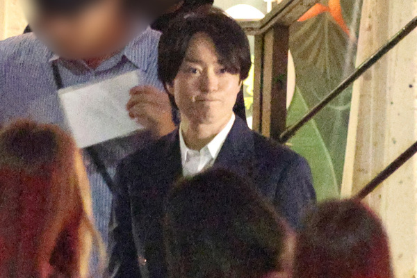 《第4弾の話も》櫻井翔が女性スタッフと握手も！目撃した『放送局占拠』打ち上げでのご満悦姿