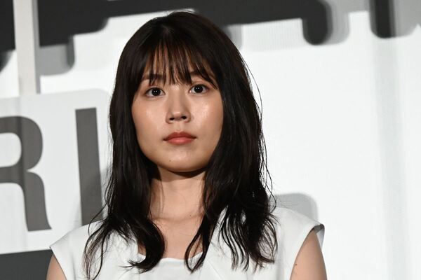 「顔が大きく見える」有村架純　高級ブランドショーでの近影に“スタイル悪化”が指摘されてしまったワケ