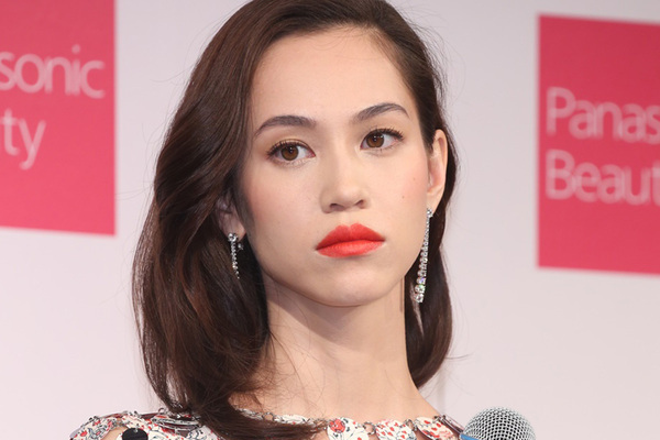 《首絞め、踏み付け、密着ハグ…》水原希子　男性モデルとの過激な“路上ショット”にファン衝撃