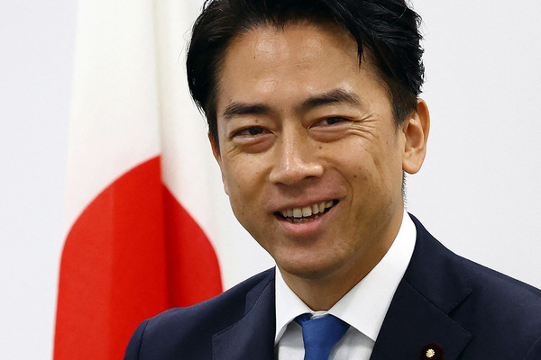 「外交の場でもする？」小泉進次郎氏　討論番組で一人だけスマホ持ち込み…茂木氏の答弁中も操作で批判続出