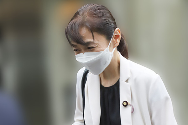 「誰か分からんかった」高市陣営の“元アイドル推薦人”　自民党総裁選でカメラに抜かれた“激変近影”にネット騒然