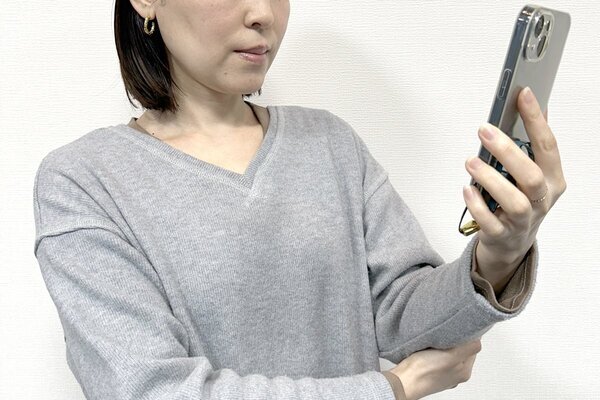 「スマホの見過ぎは二重アゴの原因」→予防できる“簡単すぎる姿勢”が話題に！